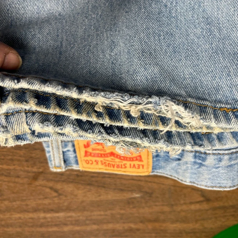 Levis 550 Jeans Mens 34x30 Light Wash Blue Straight Leg 5 Pocket Distressed FLAW